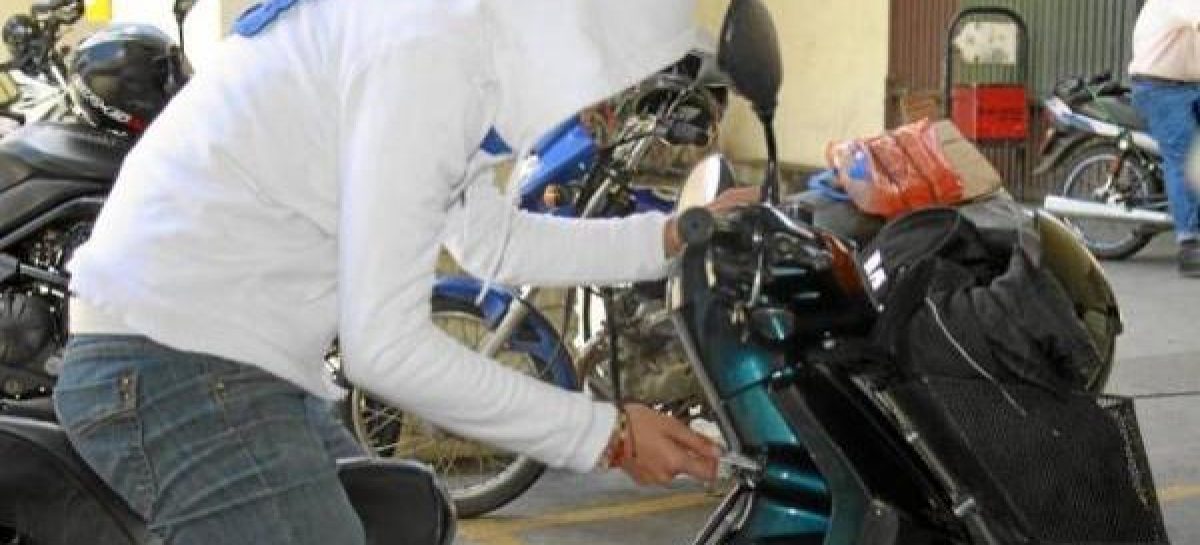 Le robaron la moto y una cartera con 10 mil pesos