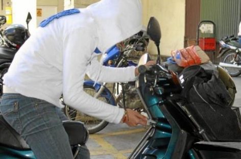 Le robaron la moto y una cartera con 10 mil pesos
