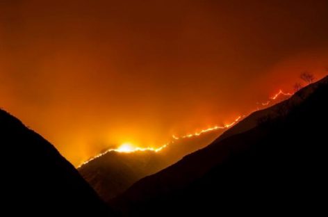 Refuerzan trabajos para apagar incendio forestal en Anillaco