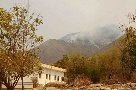 Sigue el combate al incendio forestal en Castro Barros