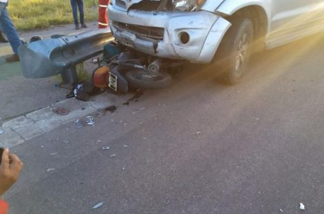 Fuerte colisión entre 4×4 y moto: dos personas internadas