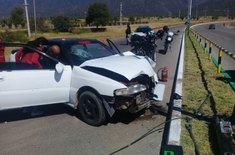 Perdió el control e impactó con su auto contra un poste