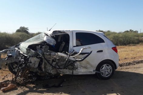 Terrible choque entre auto y camión deja un muerto de saldo