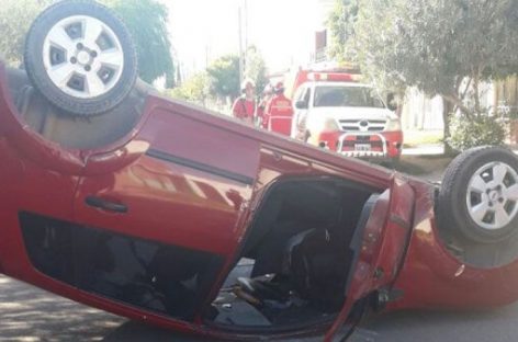 Choque, vuelco y milagro en el barrio Cooperativa Canal 9