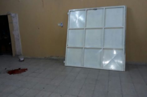 Cayó un portón y golpeó a una niña que ahora pelea por su vida