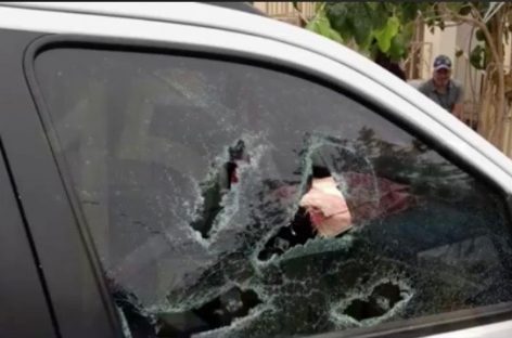 En un ataque de furia, destruyó la camioneta de su ex