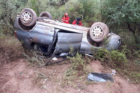 Intentó sobrepasar un camión, no pudo y terminó chocado y volcado