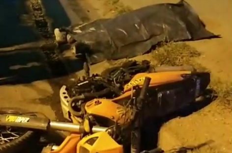 Perdió el control de su moto, cayó y murió en el acto