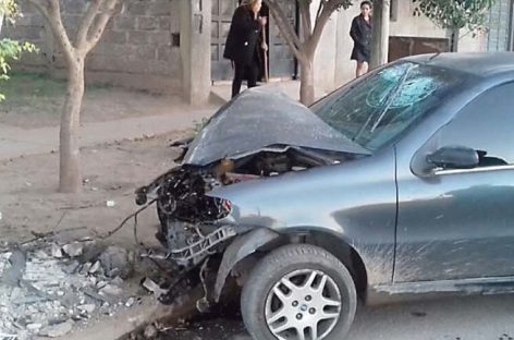Perdió el control, impactó un poste y quiso huir: iba alcoholizado
