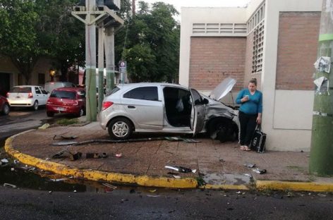 Chocó violentamente con un remis y quedó arriba de la vereda