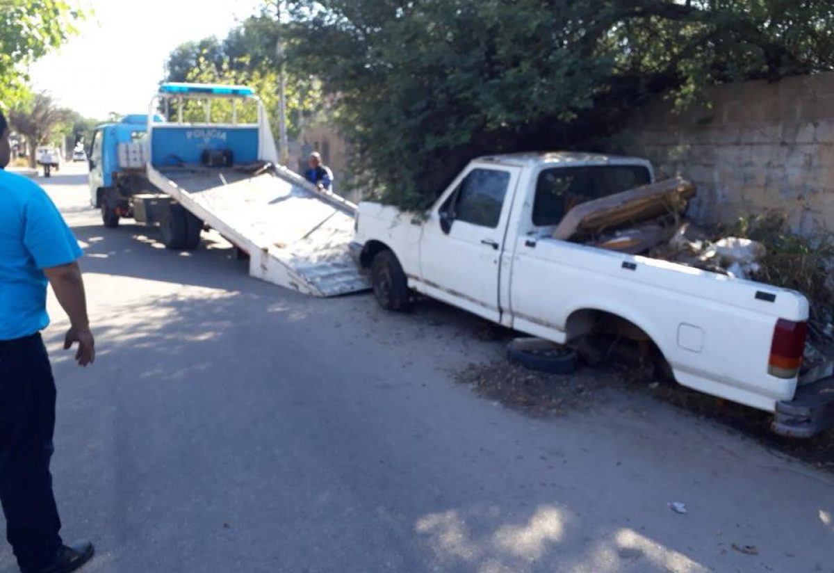 Capital. Avanza el operativo del municipio para remover autos abandonados en la vía pública