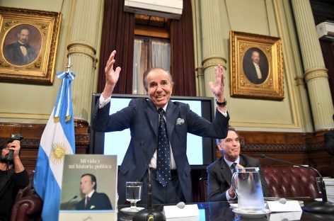 Carlos Menem presentó su autobiografía en el Senado