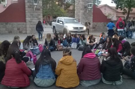 El Profesorado Pedro Ignacio de Castro Barros dicta clases en la calle