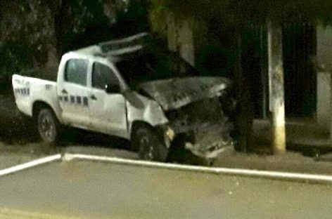 Móvil policial estrellado contra un poste de energía