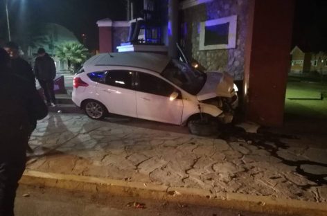Perdió el control de su auto y lo estrelló contra el Centro Administrativo