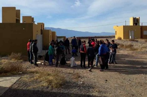 Docenas de familias nuevamente usurparon viviendas sociales