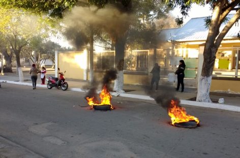 Padres toman escuela en Catuna por falta de agua y calefacción