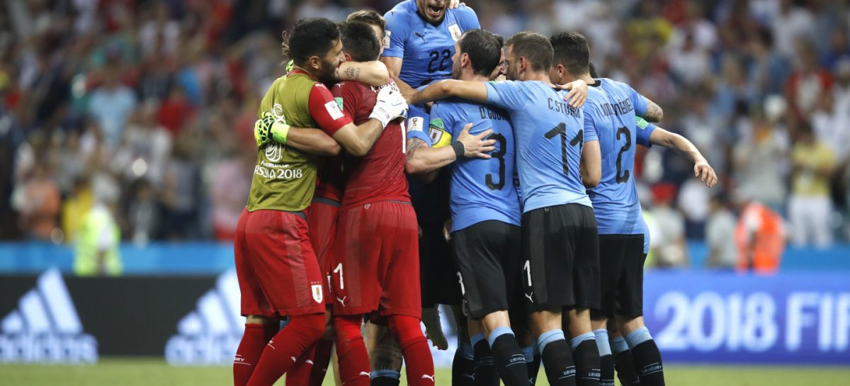 Cavani metió a Uruguay en cuartos de final