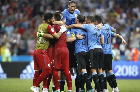Cavani metió a Uruguay en cuartos de final