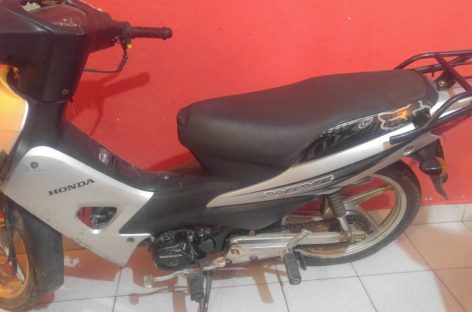 Le robaron la moto y sus amigos la sorprendieron con una nueva