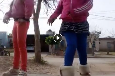 Indignante. Motochorros atacan a niños que jugaban en la vereda