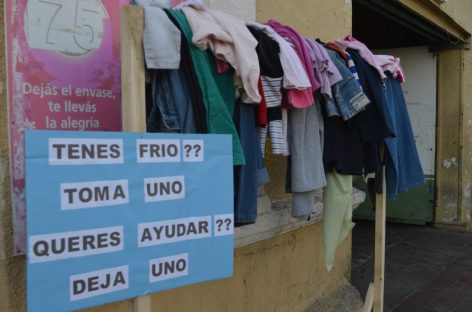 ¿Tenes frio? tomá un abrigo, ¿Queres ayudar? dejá uno