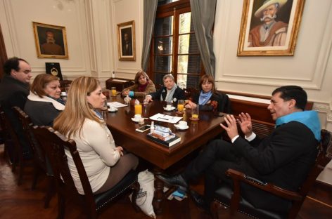 Casas se puso el pañuelo celeste y sentó posición a favor de la vida