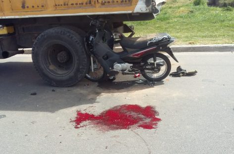 Terrible accidente: embistió con su moto un camión estacionado