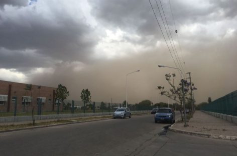 La ‘Tormenta de Santa Rosa’ llega con viento y tierra