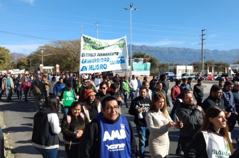 Masiva marcha en defensa de la Universidad y la Educación Pública