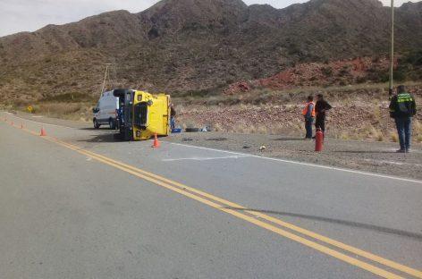 Volcó camión de caudales en ruta 40: hay heridos