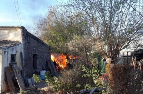 Incendio destruyó por completo una carpintería: un detenido