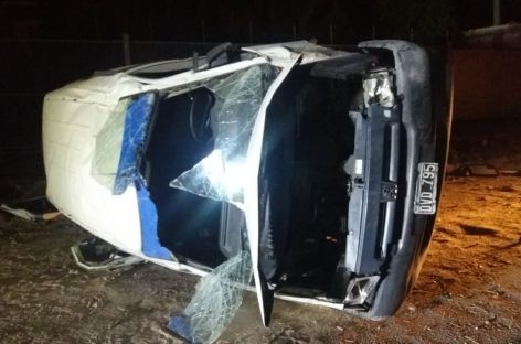 Vuelco y cinco heridos en grave siniestro vial en Capital