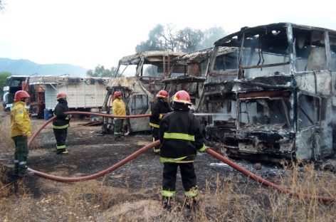 Un incendio destruyó tres colectivos de la empresa 20 de Mayo