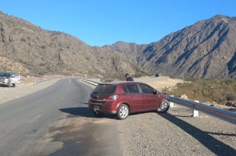 Perdió el control del auto y se estrelló contra el guardarrail