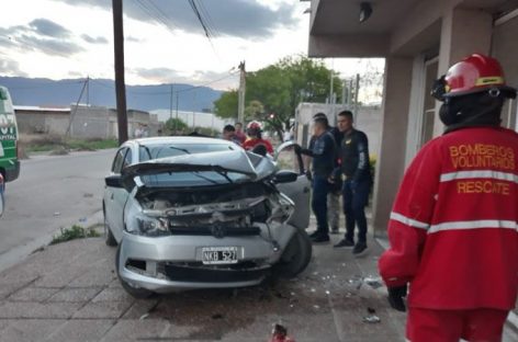 Perdió el control del auto y terminó incrustada en una vivienda
