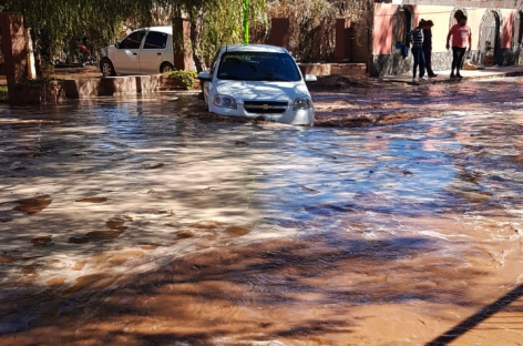 Villa Unión. Se quebró una represa e inundó un barrio entero