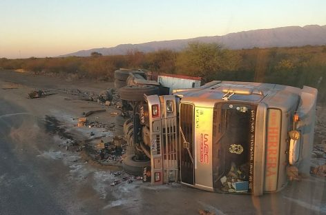 Volcó un camión con varias toneladas de sal en ruta 38