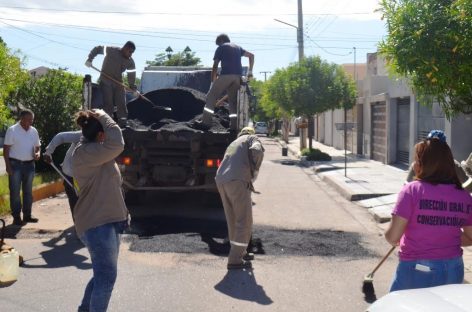 Intenso operativo de bacheo, nivelación y limpieza tras la extensa lluvia
