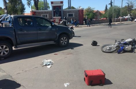 Cruzó en rojo y atropelló a moticiclista que sufrió gravísima lesión