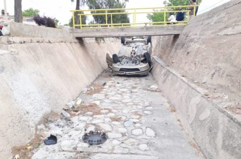 Perdió el control y terminó con su auto en un canal