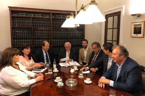 La oposición se abroquela contra la reelección de Casas