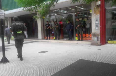 Allanan comercios en el marco de una causa por contrabando de ropa