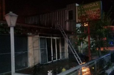 Un voraz incendio destruyó completamente una rotisería