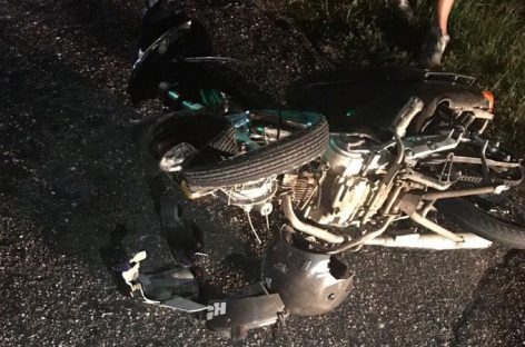 Una menor grave tras tremenda colisión entre moto y camioneta