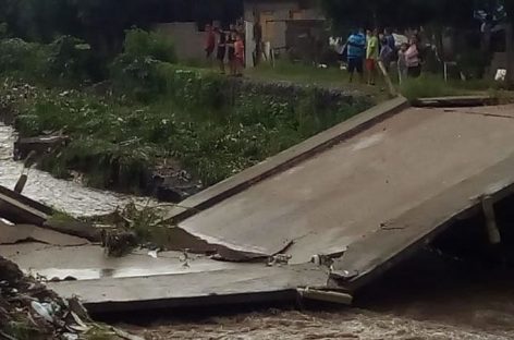 Se derrumbó un puente en el populoso barrio 20 de Mayo