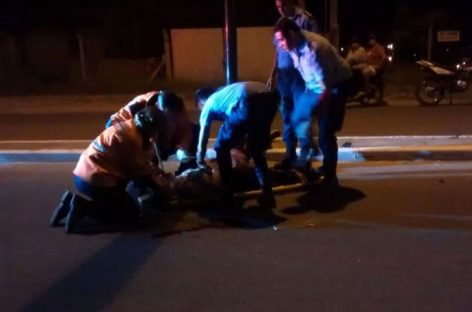 Dos jovenes chocaron en moto contra un poste: una murió