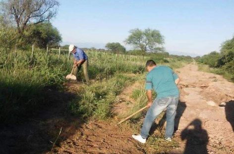 Docentes rurales arreglaron calle por falta de respuesta municipal