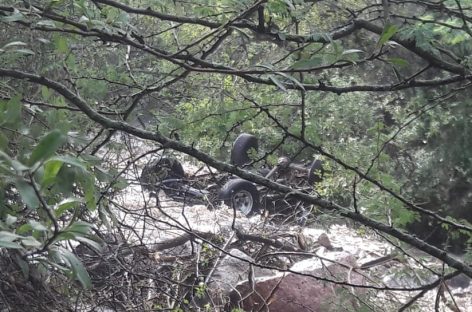 La furia de la naturaleza: creciente arrastró una camioneta