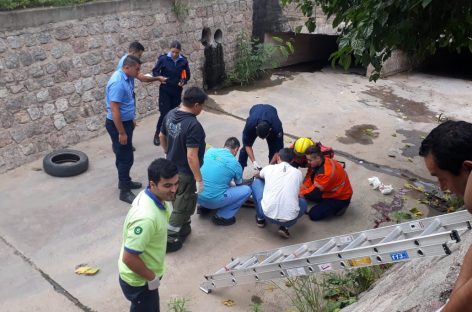 Perdió el equilibrio, cayó al Tajamar y sufrió graves lesiones